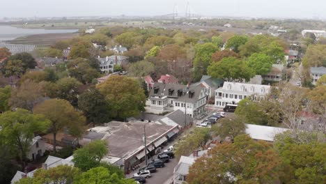 Niedrige-Nahaufnahme-Luftaufnahme-Des-Historischen-Alten-Dorfes-Mount-Pleasant-In-South-Carolina