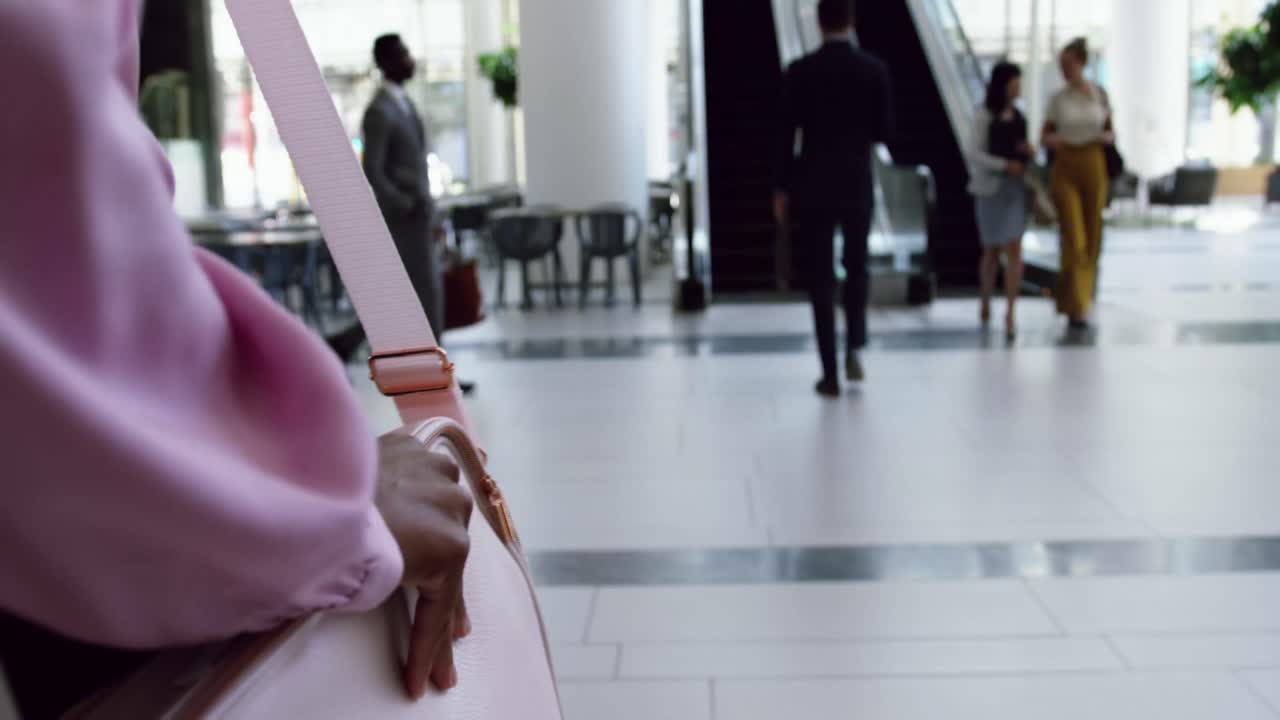 사무실 4k의 로비에서 계단을 향해  ⁇ 고 있는 사업가