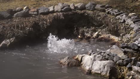 fuente volcánica natural con burbujas calientes en las azores, primer plano