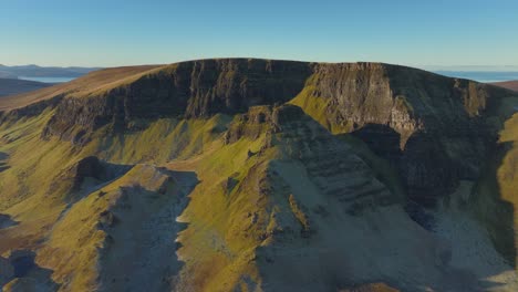 Trotternish-Ridge-Bioda-Buidhe-Landslip-Con-Detalle-De-Pico-En-Primer-Plano