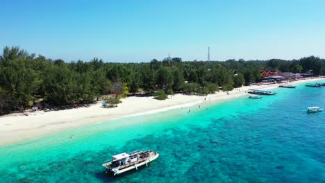 Ausflugsboote-Ankern-Im-Ruhigen,-Klaren-Wasser-Des-Türkisfarbenen-Meeres-Und-Waschen-Den-Weißen-Sand-Eines-Exotischen-Strandes-Vor-Ferienhotels-Voller-Menschen