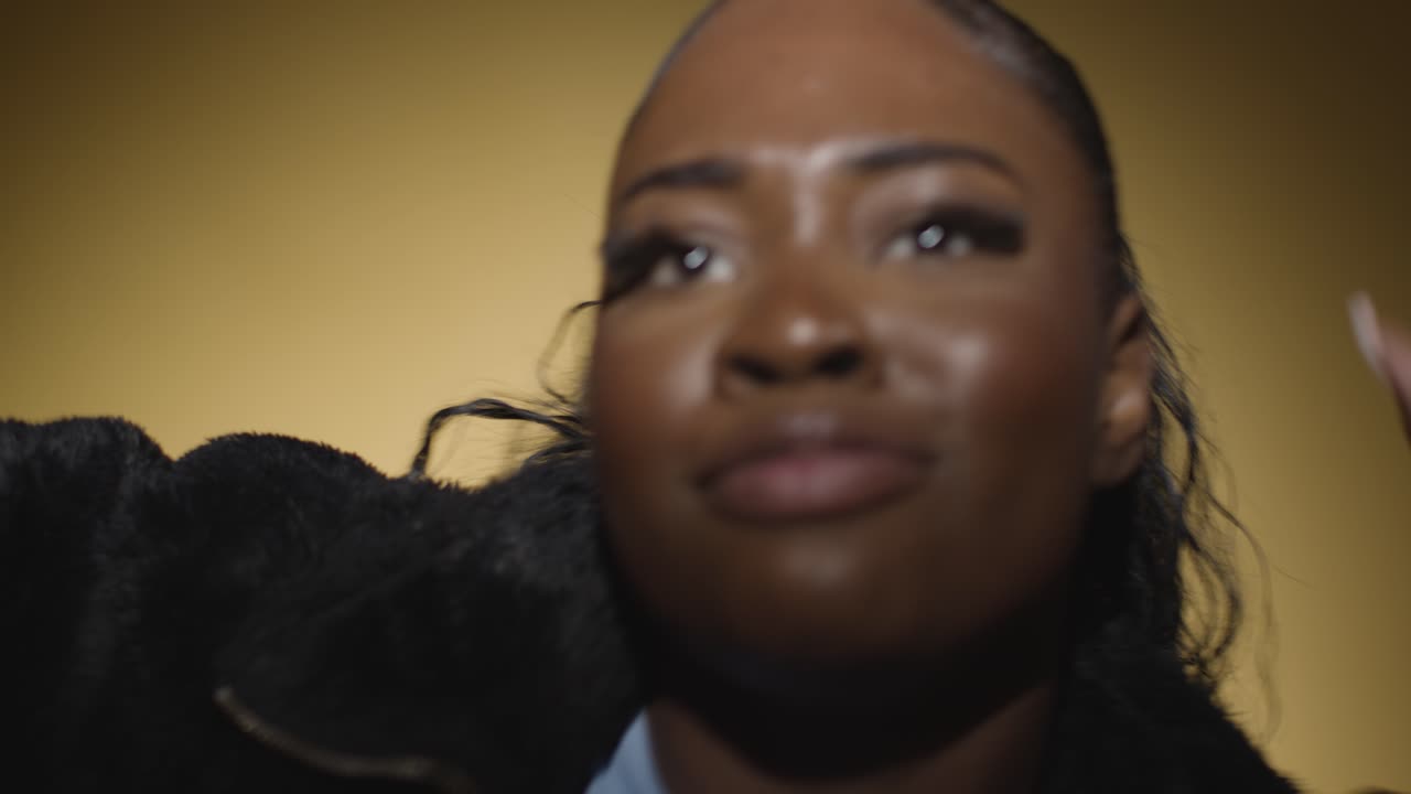 노란색 배경 에 대해 스포트라이트 에서 춤추는 젊은 여성 의 머리 와 어깨 스튜디오 초상화 4