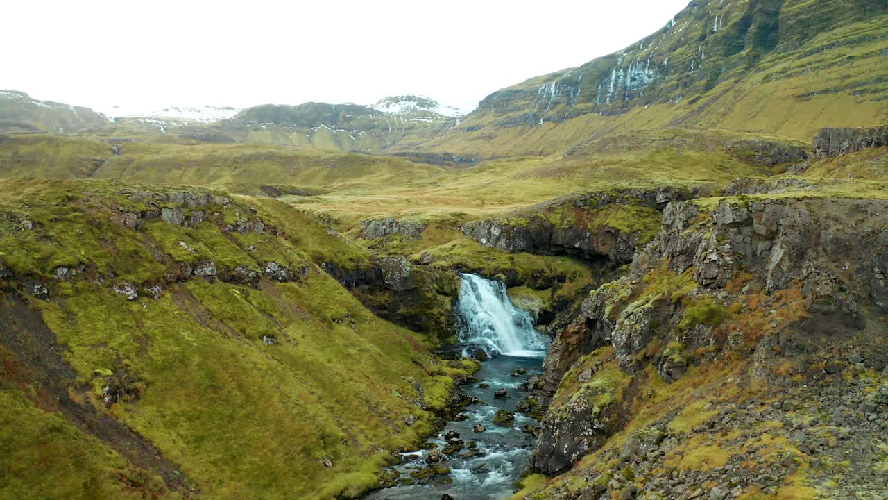 paisaje cinematográfico en el valle montañoso de islandia con un río y una cascada, cerca de kirkjufellsfoss y kirkjufell