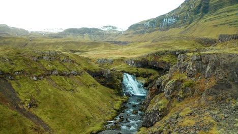 paisaje cinematográfico en el valle montañoso de islandia con un río y una cascada, cerca de kirkjufellsfoss y kirkjufell