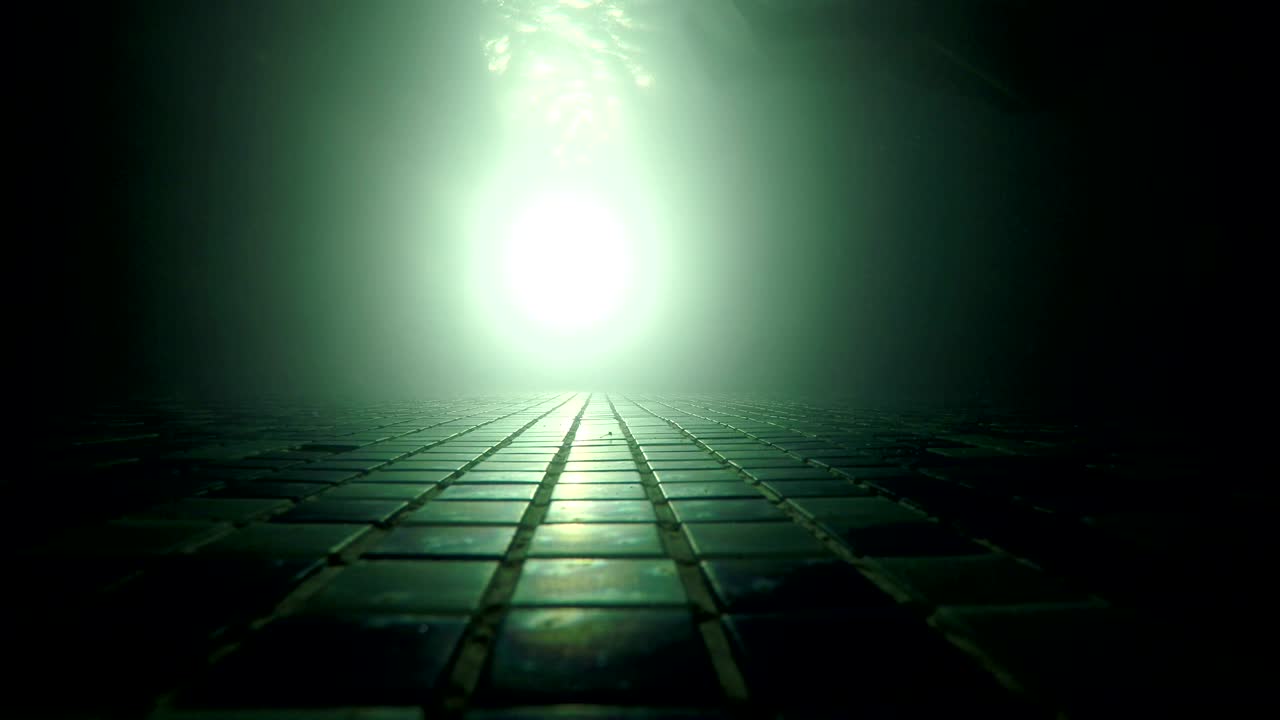luz de la piscina en la noche oscura, fondo de bucle, vista submarina