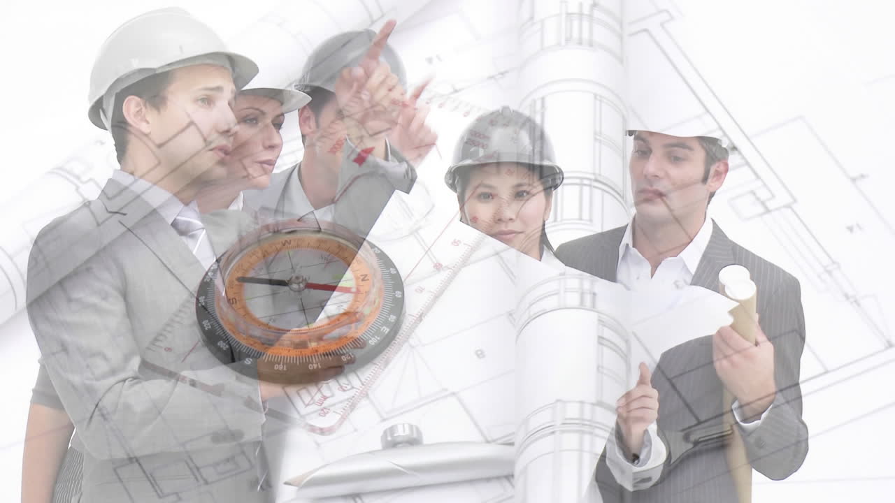 grupo de arquitectos que estudian los planos de construcción