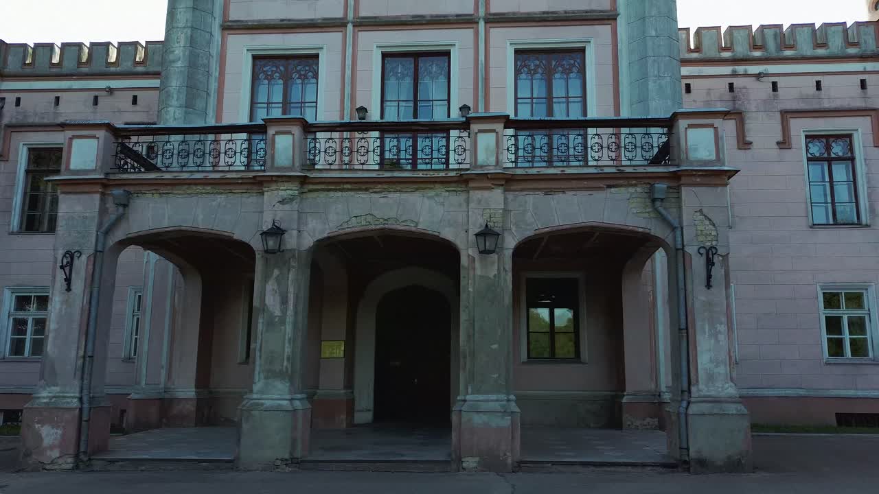 라트비아의 vecauce manor 공원을 통해 분홍색 성의 조감도