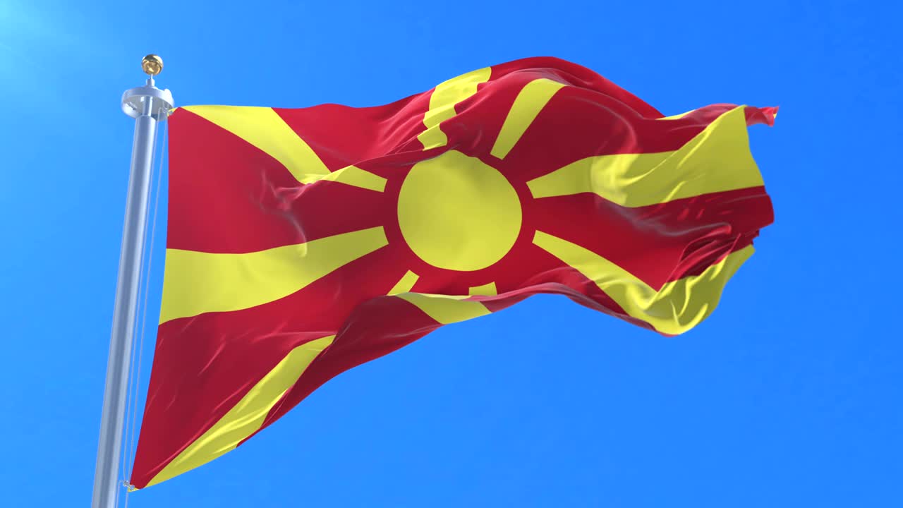 флаг республики македония, размахивающий ветром медленно в голубом небе, петля