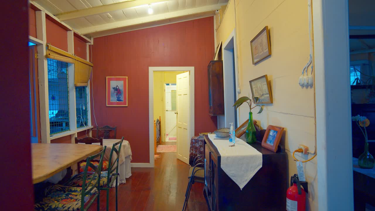 열대 트리니다드 섬에 있는 소박한 목조 주택의 놀라운 입구