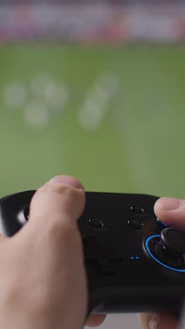 Vertikales-Video-Nahaufnahme-Hände-Mann-Spielt-Sport-Videospiel-Controller-Bildschirm