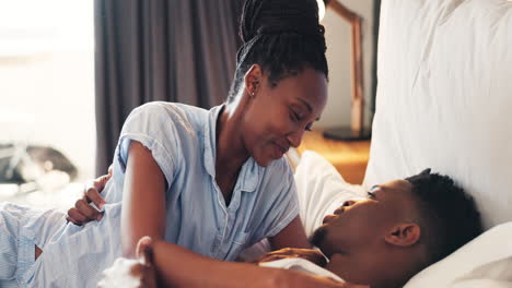 Bett,-Liebe-Und-Afrikanisches-Paar,-Das-Im-Schlafzimmer-Spricht
