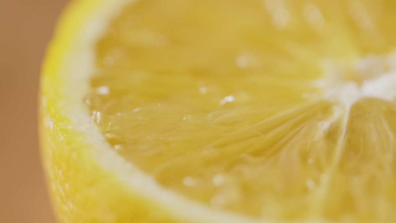 primer plano extremo de una rebanada de naranja fresca y saludable girando