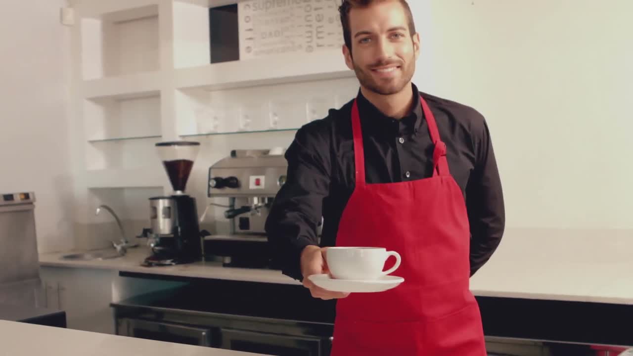 barista sirviendo una taza de café a la cámara