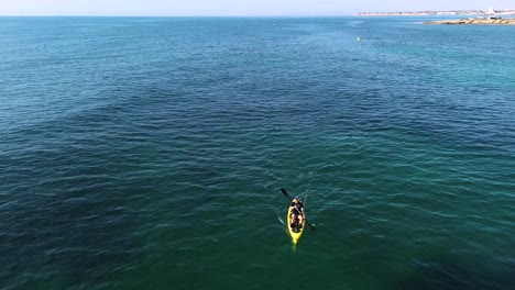 vista aérea de la pesca en kayak en el paisaje marino, vista de drones de pesca de arrastre