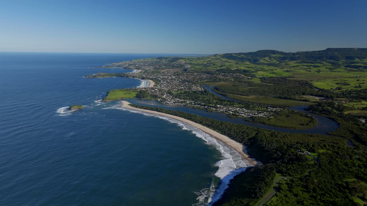 미스틱스: 농장 서핑 브레이크 킬라리아 미나무라 해변, 일라와라 주립 공원, 공중 드론, 하버, 울롱롱, 오스트레일리아, nsw, 시드니, 사우스 코스트,  코브 스택, 랭곤 섬, 빛 푸른 하늘