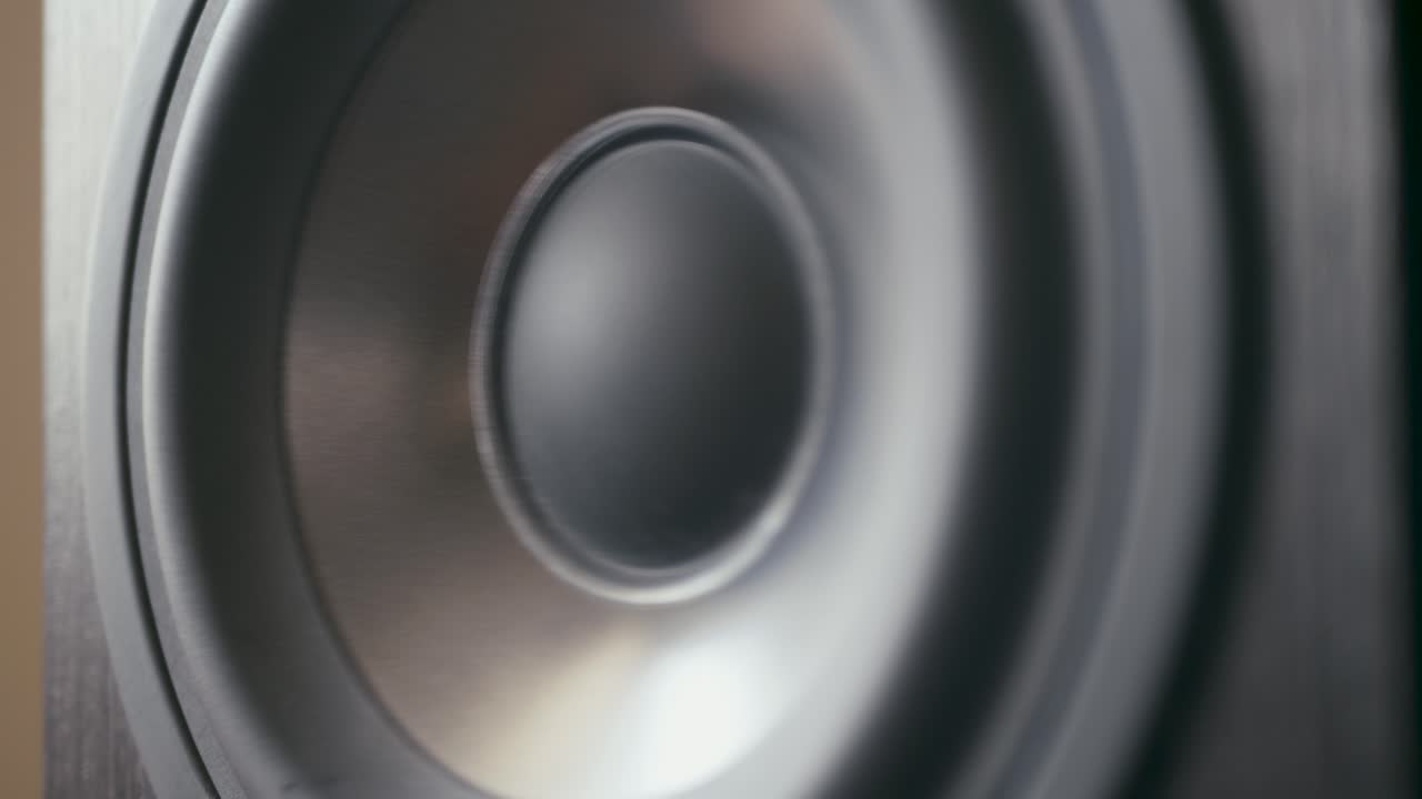 el cono del altavoz entra y sale bombeando desde el sonido del bajo