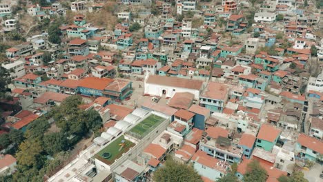 Municipio-De-Santa-Catarina-Palopo-En-El-Lago-De-Atitlán,-Guatemala-Durante-El-Día---Toma-Aérea-De-Drones