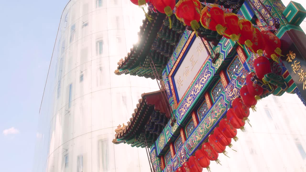 Sakte film panorering av Chinatown-porten, London om sommeren