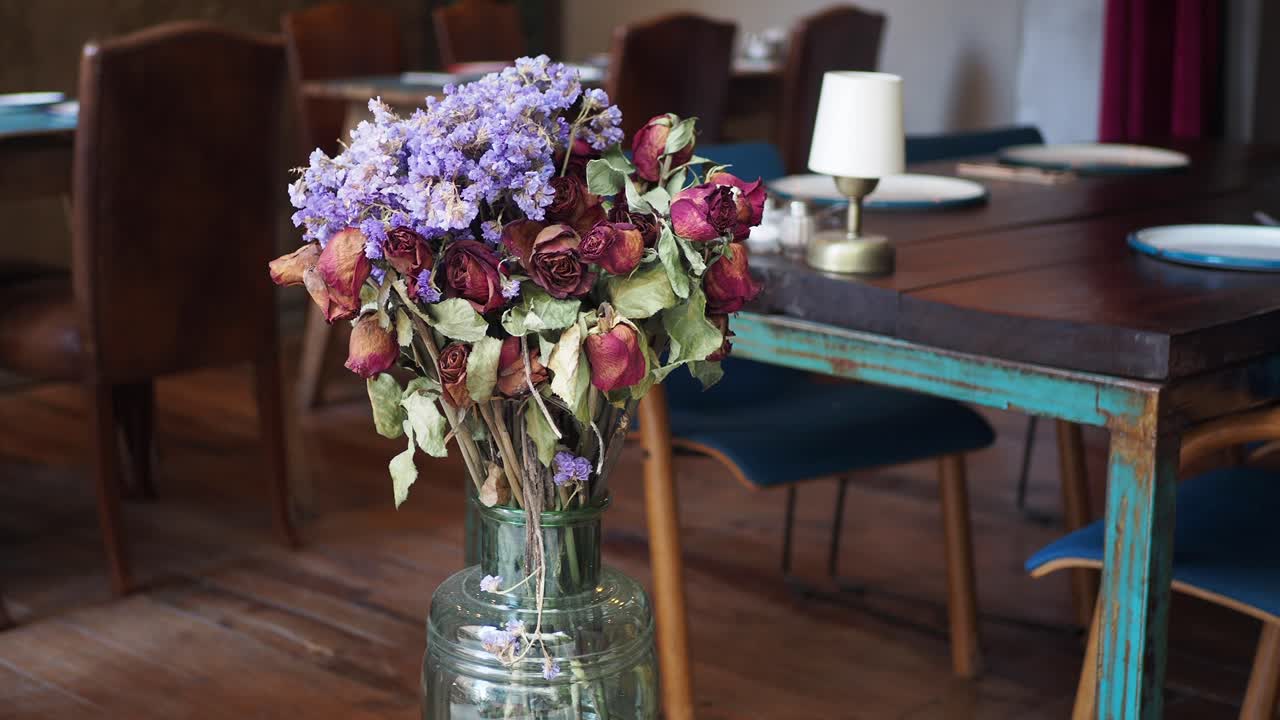 ramo de flores secas en un entorno de restaurante vintage