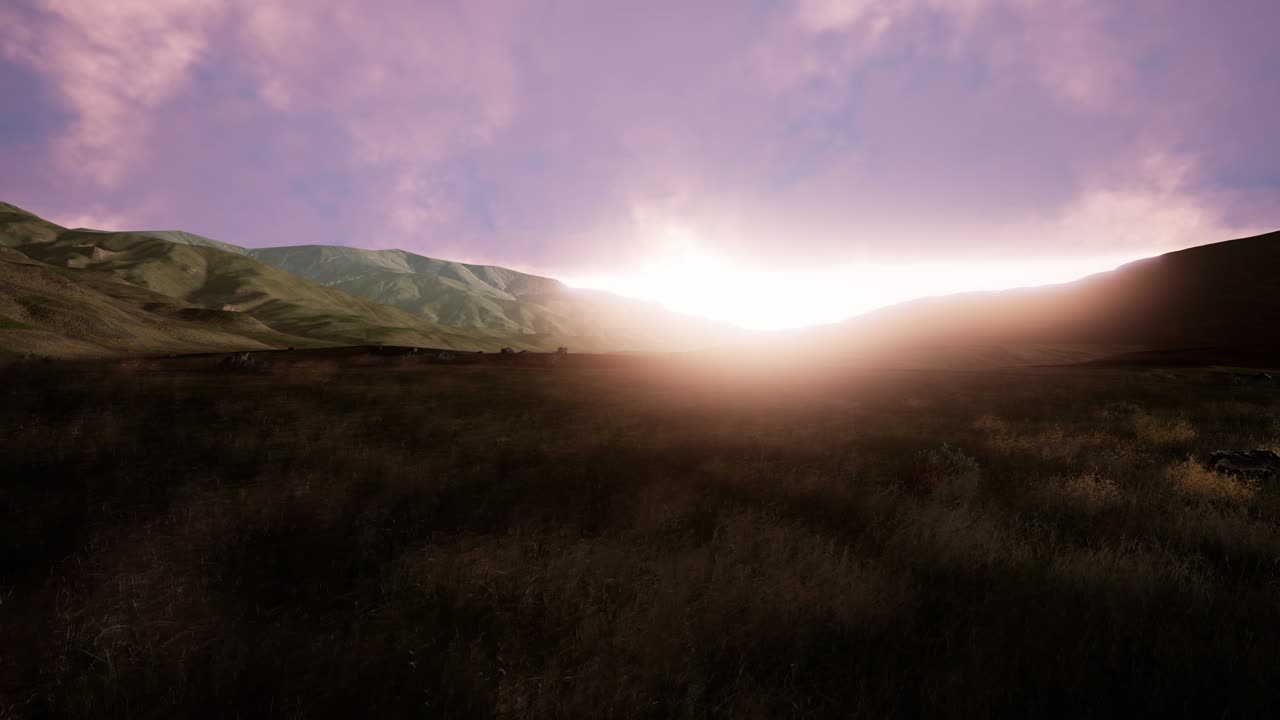 paisaje aéreo de colinas verdes en la niebla