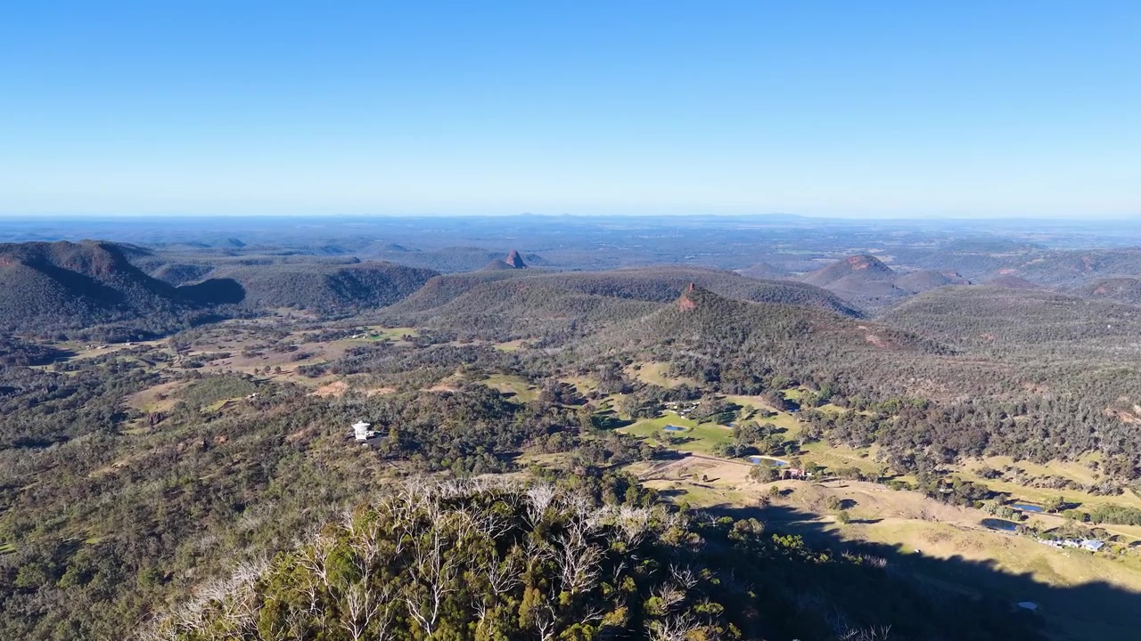 Imagem panorâmica ampla de cadeias de montanhas vulcânicas no Parque Nacional Warrumbungle, Nova Gales do Sul, Austrália.