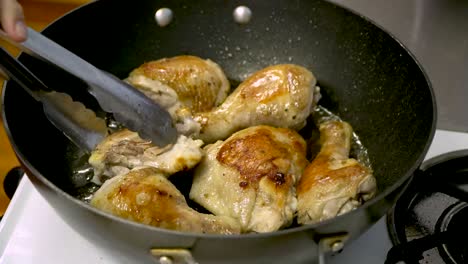 hähnchenkeulen und -schenkel in der pfanne in heißem öl anbraten, mit einer zange prüfen, ob die haut knusprig gebräunt ist