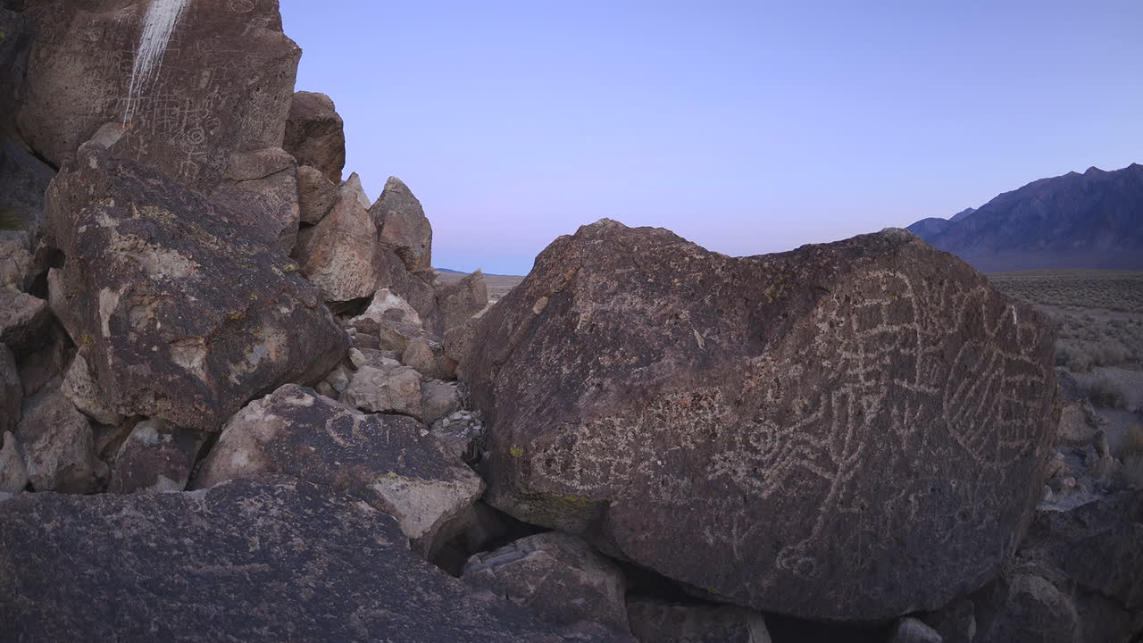 Timelapse con carrello all'alba di un sacro sito di petroglifi Paiute della Owens Valley nelle Sierras Orientali, California 1