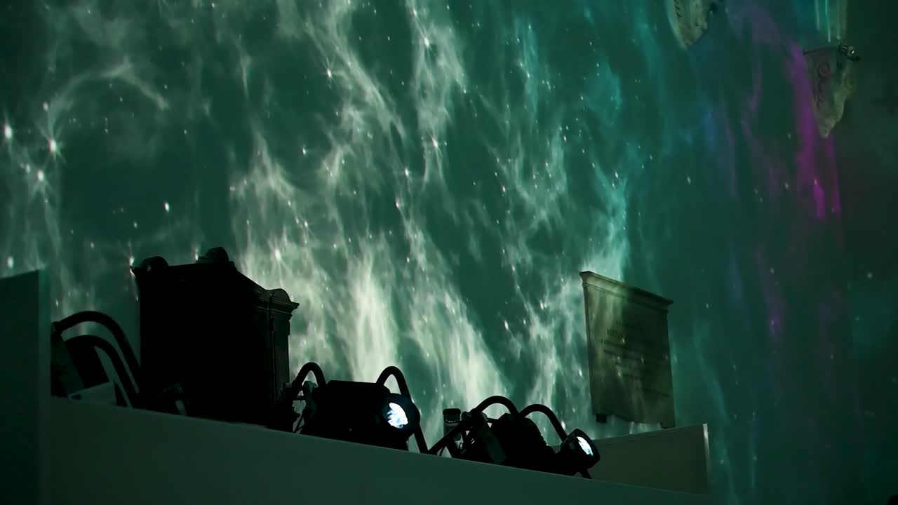 luces verdes dentro del aurorio génesis, londres, reino unido