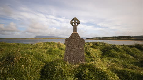 Lapso-De-Tiempo-De-Movimiento-Del-Cementerio-Histórico-En-La-Costa-De-Irlanda-Con-Colinas-En-La-Distancia-Y-Nubes-En-Movimiento-En-El-Cielo