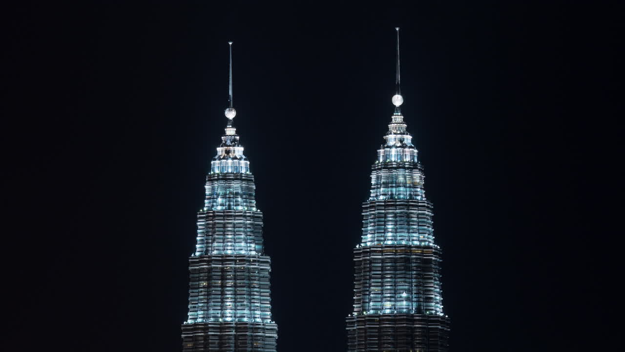 Timelapse de las Torres Gemelas Petronas iluminadas en Kuala Lumpur