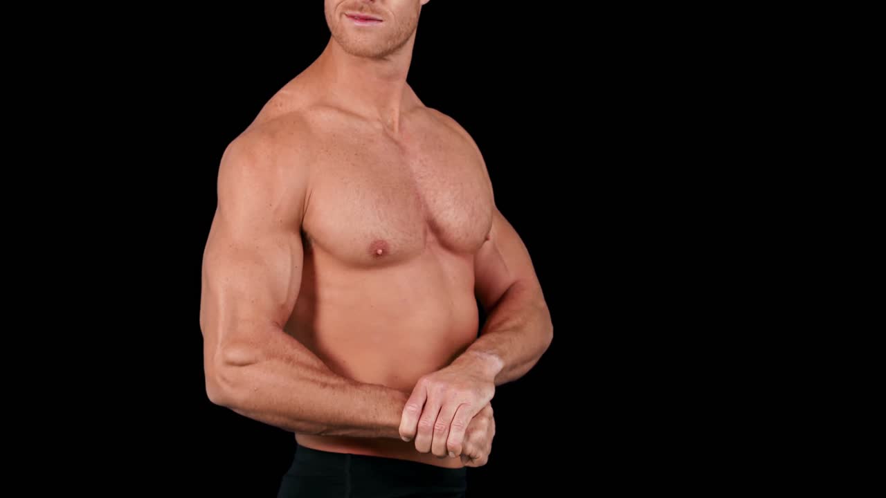 el culturista se flexiona para la cámara.