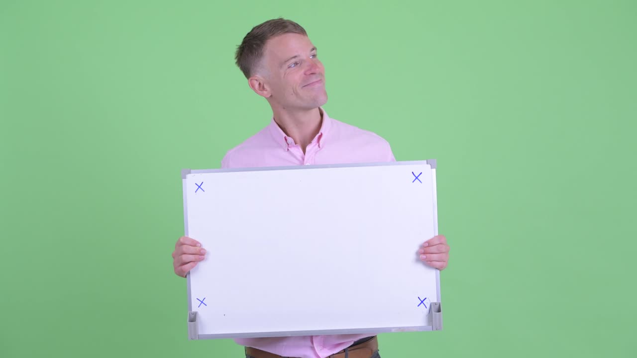 retrato de un hombre de negocios con una camisa rosa