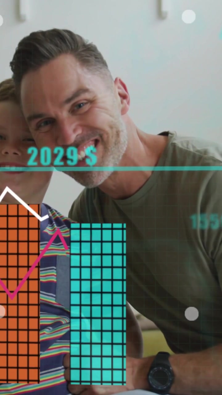 Vertikal video: Far og søn poserer som en ramme, hvor HUD animerer finansdiagrammer over deres overkroppe.