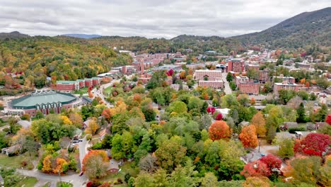 Luftangriff-Nach-Boone,-North-Carolina,-Und-Zum-Campus-Der-Appalachian-State-University