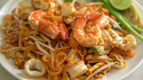 Pad-Thai-Seafood---Stir-fried-noodles-with-shrimps,-squid-or-octopus-and-tofu-in-Thai-style