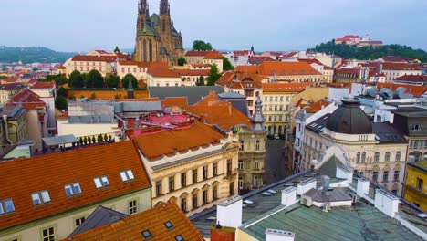 Vista-Del-Centro-De-Brno,-Calles-Y-Edificios-De-La-República-Checa.