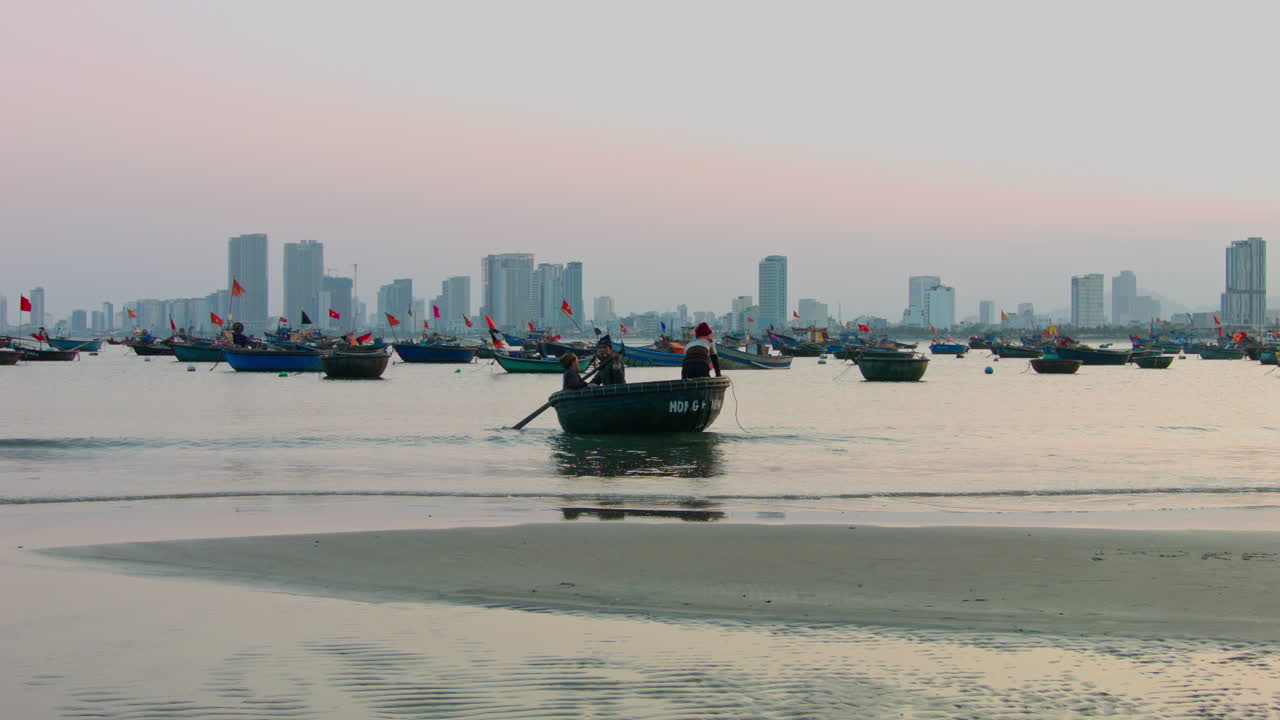 여러 배를 지나 다낭에서 바다로 향하는 어부들의 정적인 장면