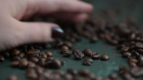 vertiendo a mano granos de café calientes y humeantes
