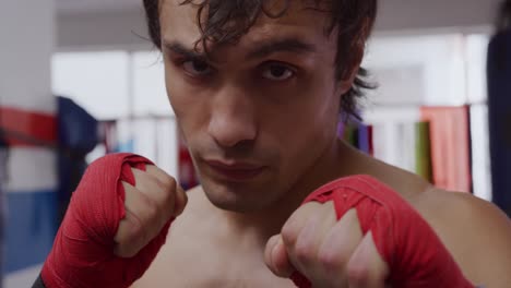 vista frontal de un hombre caucásico en el gimnasio de boxeo