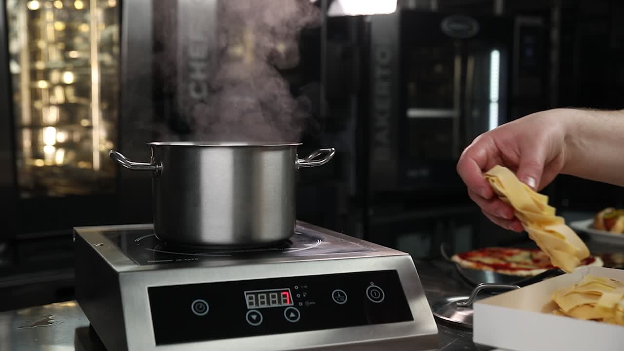 коммерческий процесс приготовления пищи на кухне