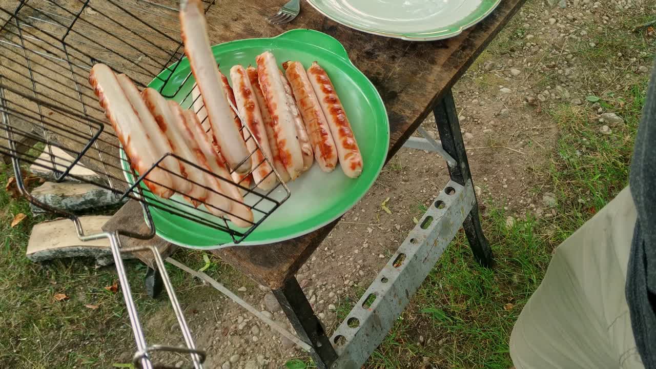 plato de salchichas frescas y jugosas a la barbacoa servido en primer plano