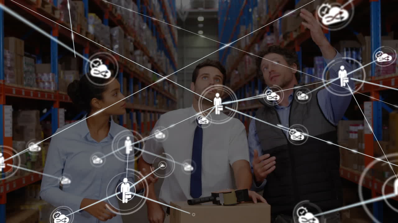 Animación de iconos conectados sobre compañeros de trabajo caucásicos discutiendo el inventario en un almacén.
