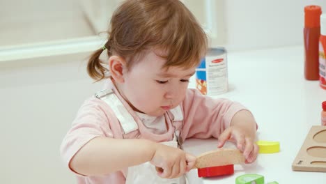 Imagen-De-Un-Niño-Adorable-Que-Juega-Con-Juguetes-De-Madera-Para-Cortar-Verduras