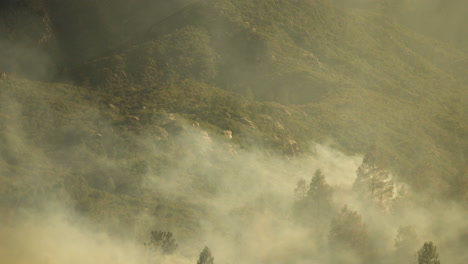 Lauffeuer-Am-Kern-River-In-Amerika-2020,-Rauch-Steigt-Aus-Brennendem-Wald-Auf,-Statischer-Schuss