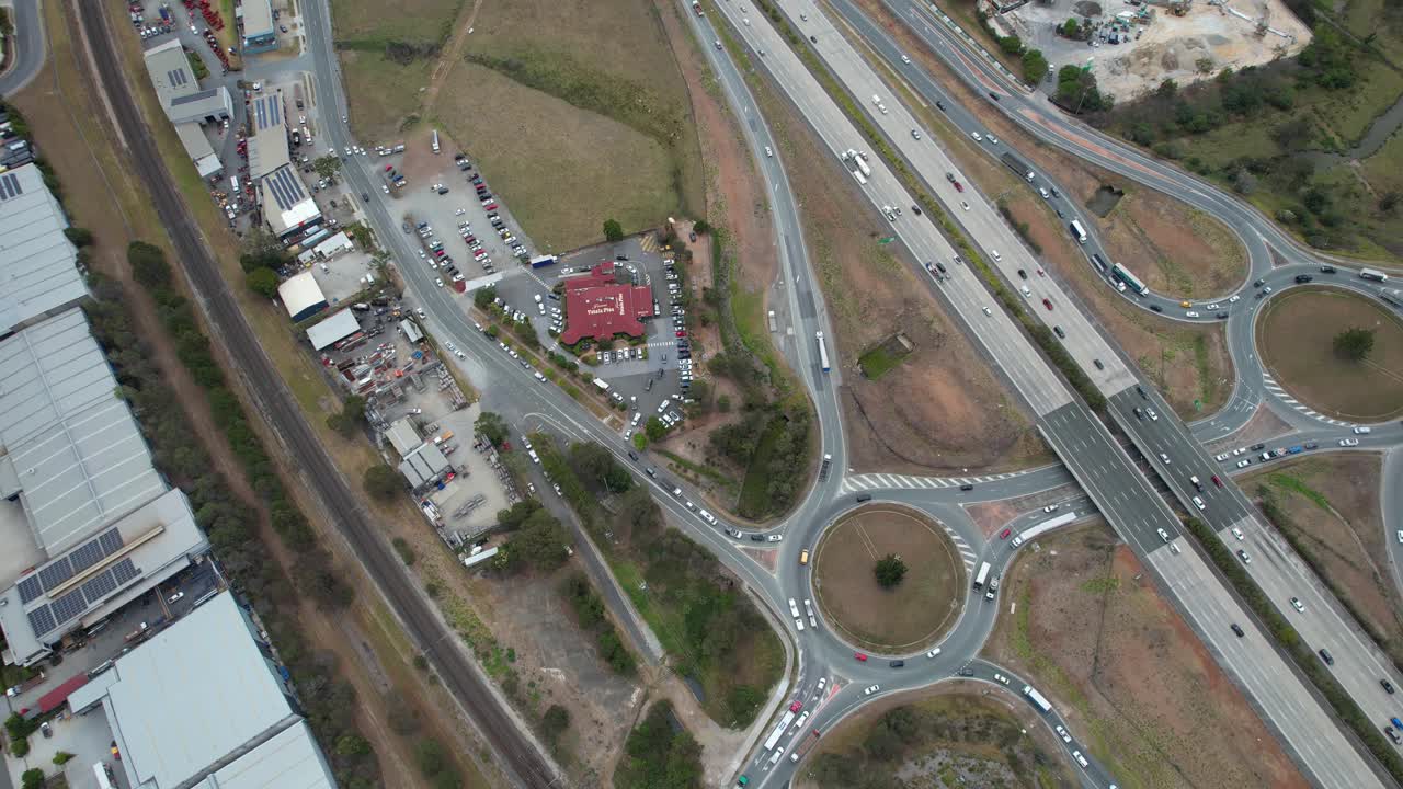 autopista ocupada y rotonda en el suburbio de yatala en gold coast, queensland