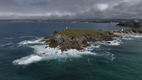 statische aufnahme von wellen, die bei flut gegen die towan-küste in newquay stürzen