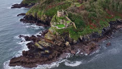 Castillo-De-Santa-Catalina-Sobre-Un-Acantilado-Con-Vistas-Al-Río-Fowey-Cornualles,-Inglaterra