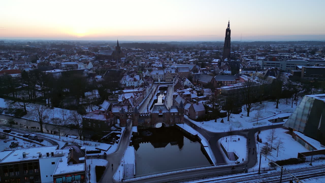아메르스포르트 (amersfoort) 의 중심부, 신트 요리스 (sint joris) 교회, 리브 베루베 (lieve vroewe) 타워, 코펠포트 (koppelpoort) 및 기차역
