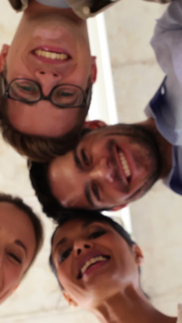 hombres de negocios mostrando los pulgares hacia la cámara