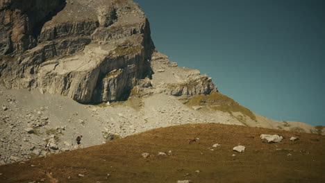 excursionistas en las montañas